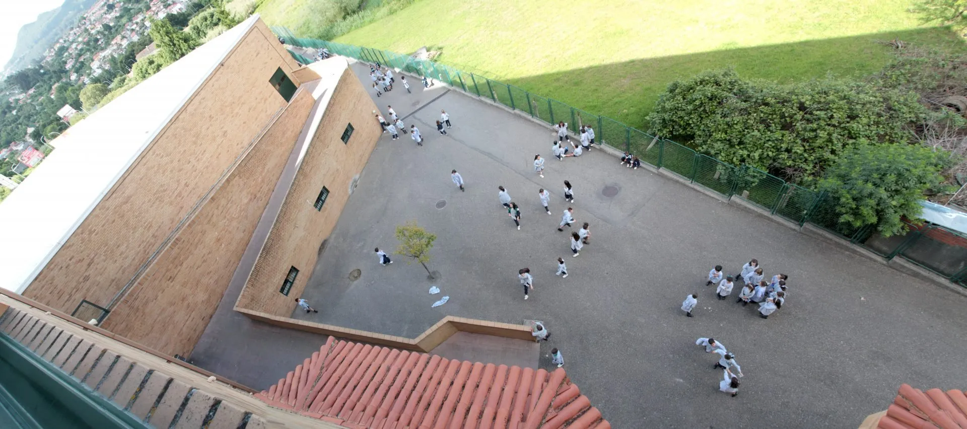 Vista aérea del patio y los edificios del colegio