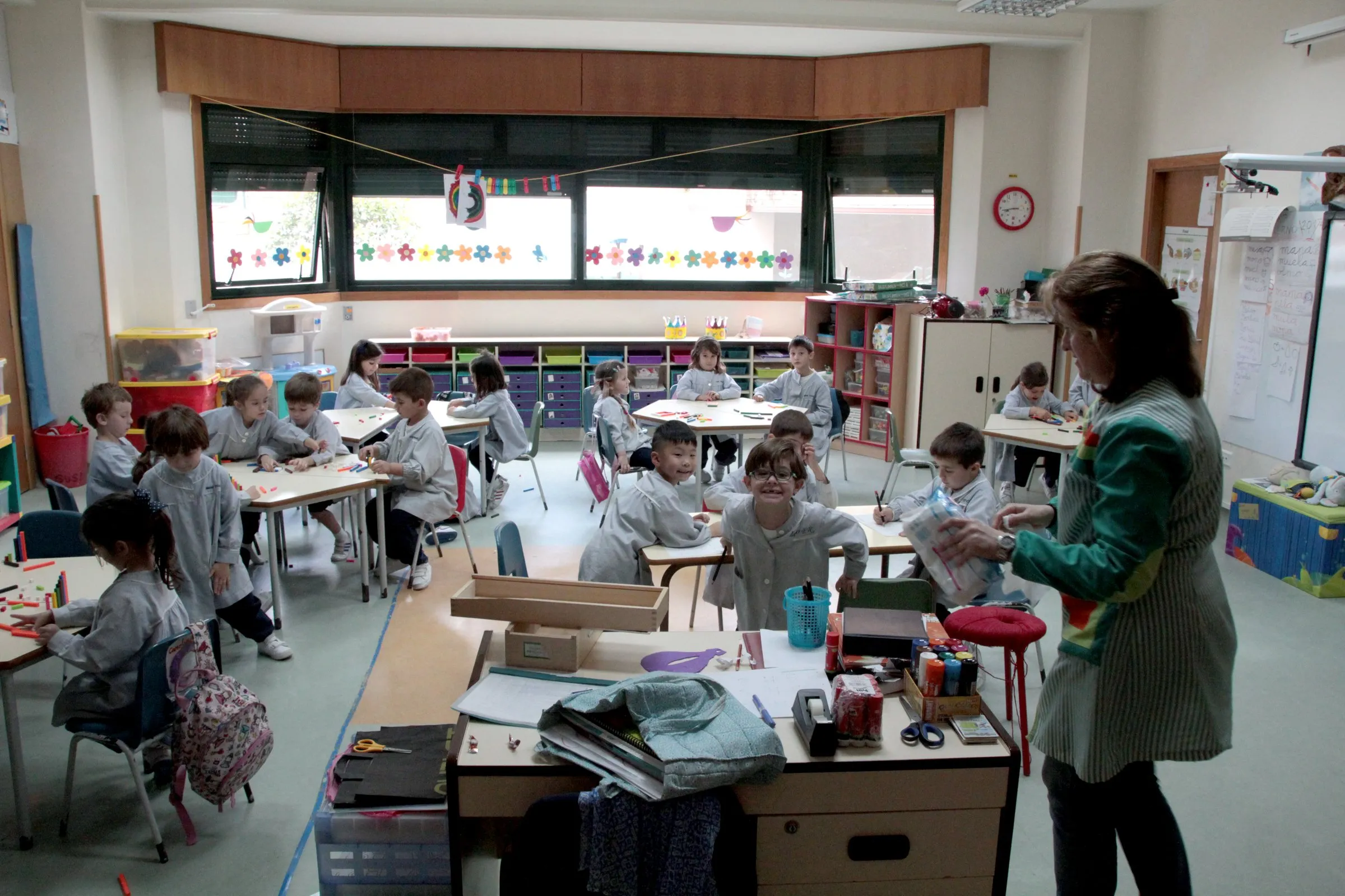 Aula de Educación Infantil con la profesora y el alumnado