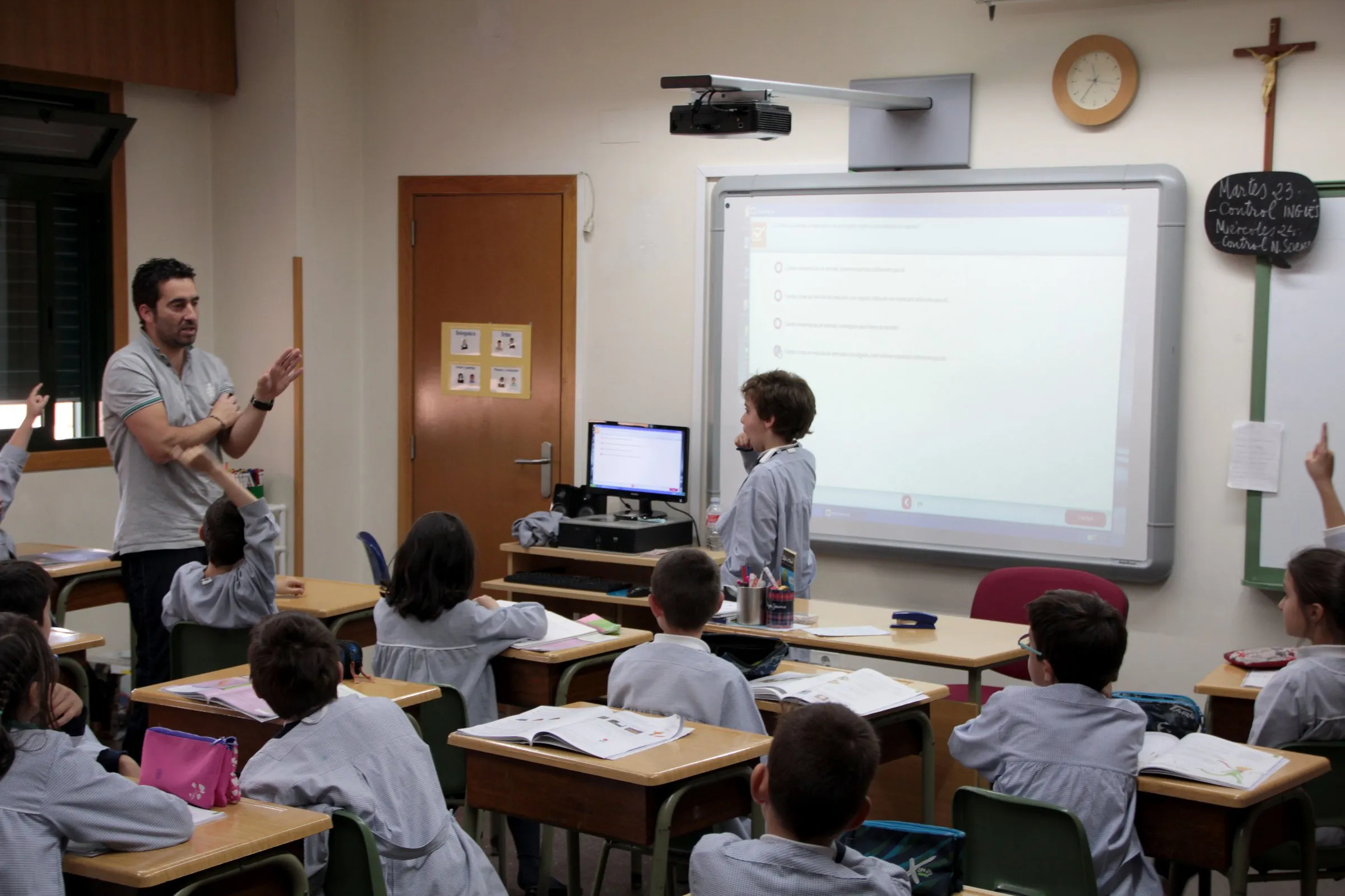 Clase de Primaria con el profesor junto a la pizarra digital