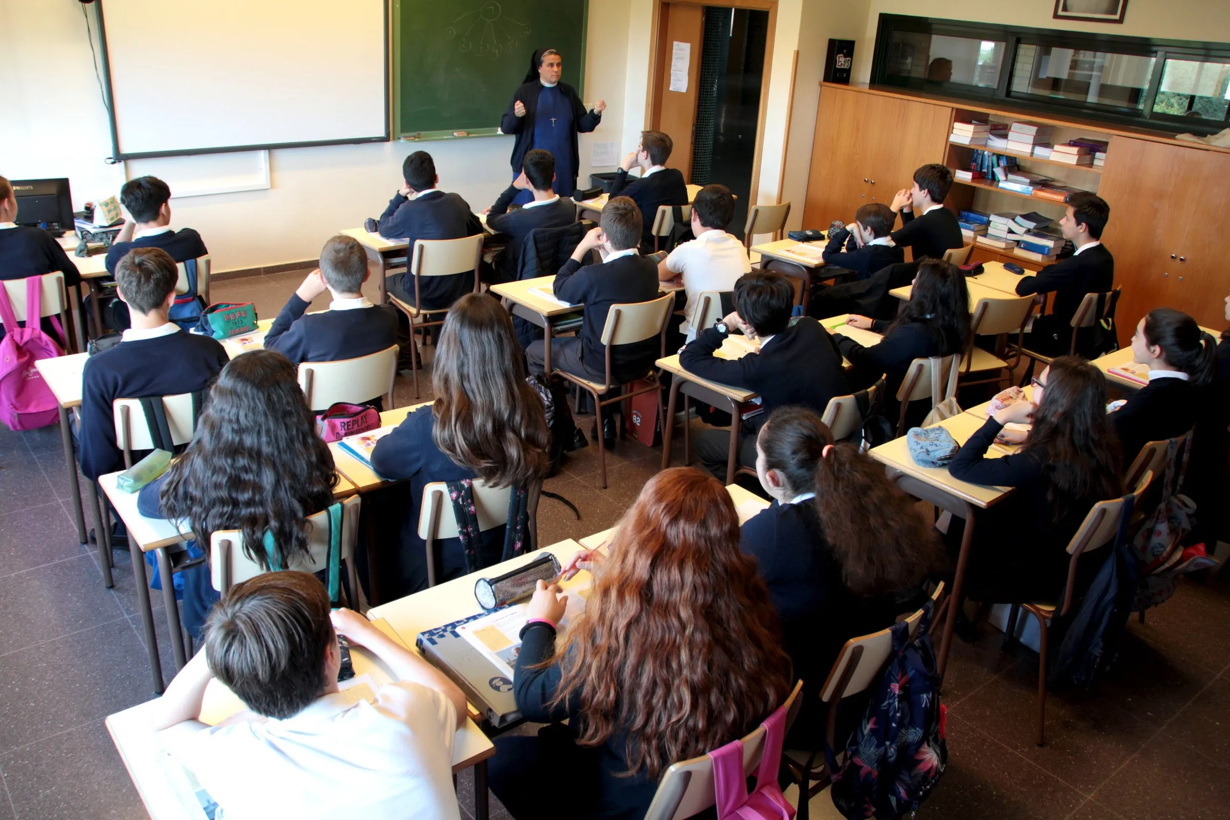 Alumnado de secundaria trabajando en el aula